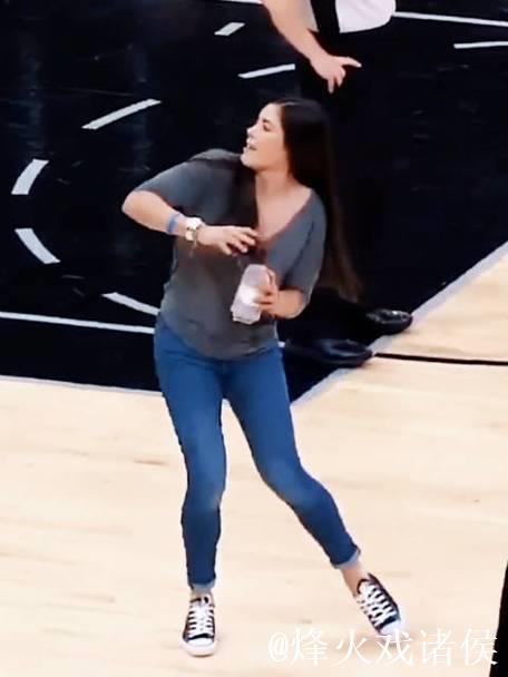 没有对比就没有伤害！拉塞尔前女友扔毛巾vs王哲林扔毛巾